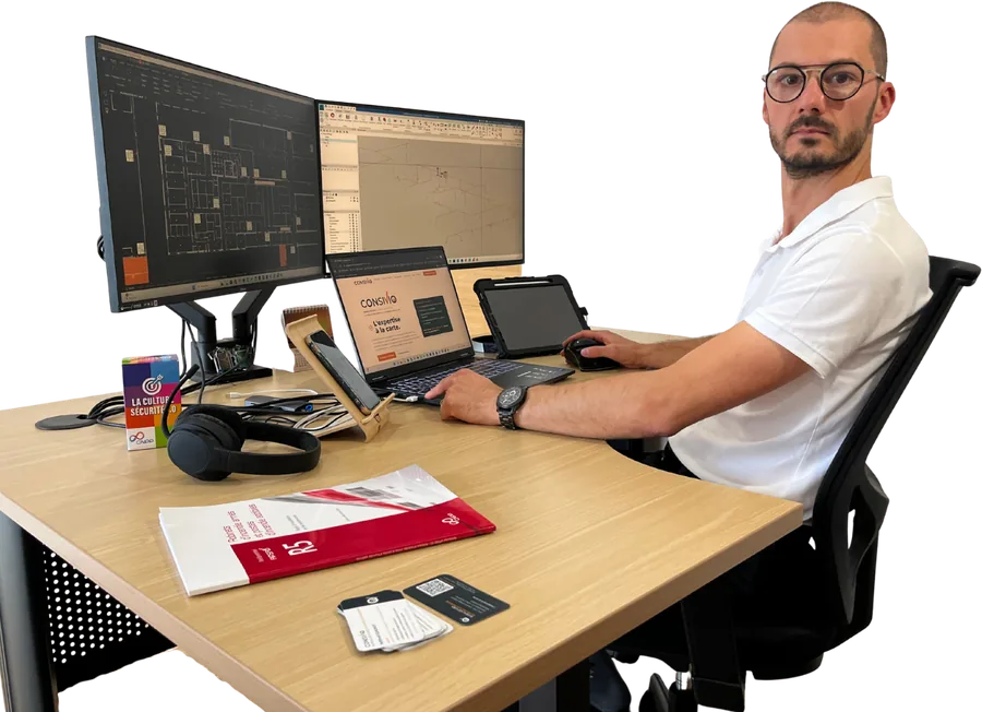 Wilfred Guilhot au bureau d'études, plan BricsCAD à l'écran