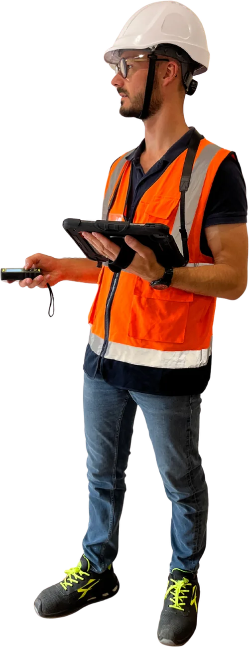Wilfred Guilhot sur site : casque, gilet haute visibilité, tablette et télémètre